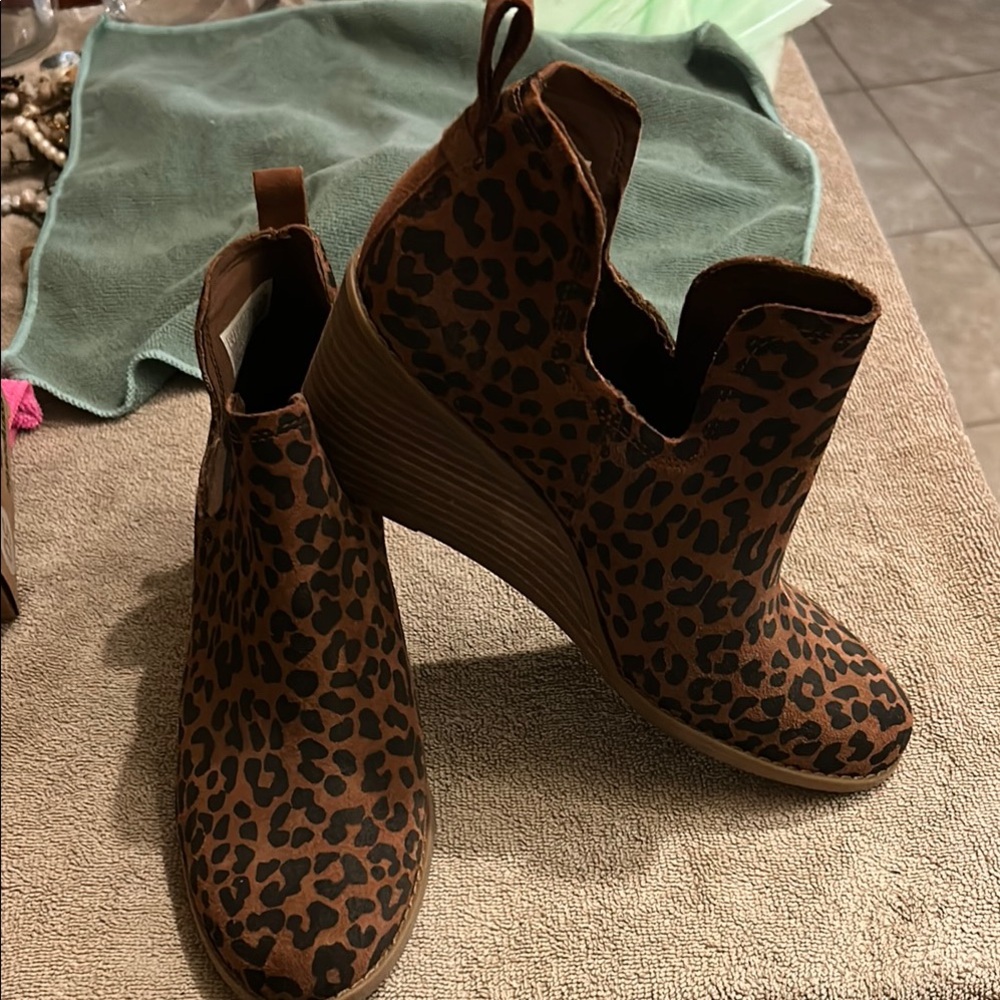 Tom’s Leopard Print Ankle Boots size 8